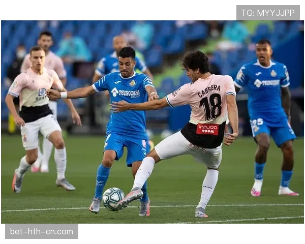 反常识解读：足球比赛中围堵裁判的判罚边界到底在哪？